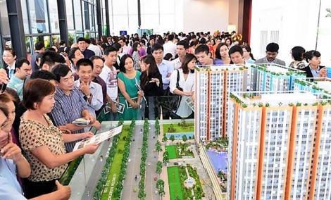 Ngân hàng siết tín dụng, người mua bất động sản đau đầu với lãi suất