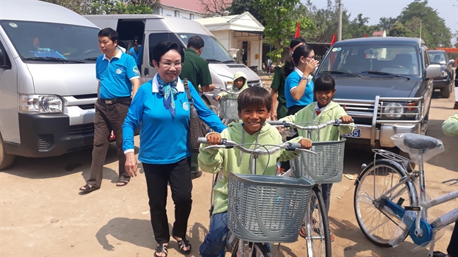 Tung bung ngay hoi ‘Dong hanh cung phu nu bien cuong’