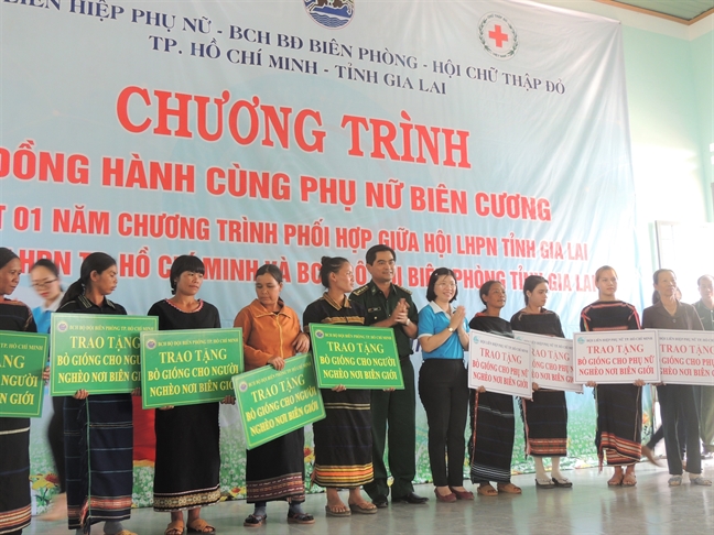 Tung bung ngay hoi ‘Dong hanh cung phu nu bien cuong’