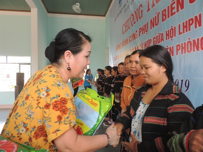 Tung bung ngay hoi ‘Dong hanh cung phu nu bien cuong’