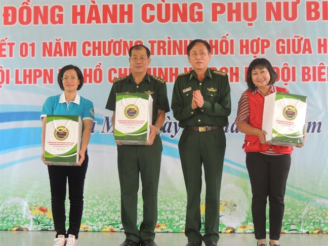 Tung bung ngay hoi ‘Dong hanh cung phu nu bien cuong’