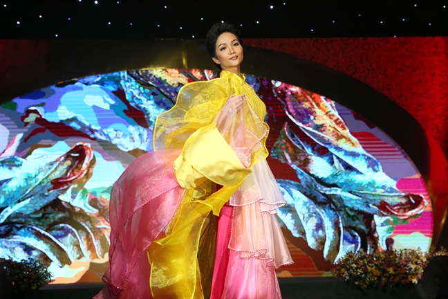 100.000 luot khach tham du Le hoi ao dai 2019