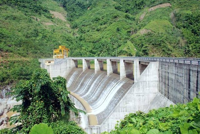 Nam sinh lop 7 duoi nuoc tu vong khi di da ngoai cung lop canh dap thuy dien