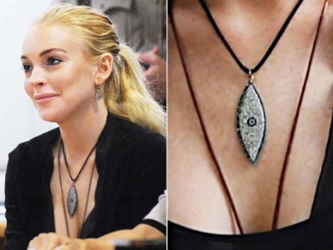 Lindsay Lohan và bí mật từ trang sức 'Mắt ác'