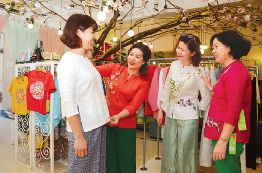 Chiếc áo bà ba và dự án... triệu đô