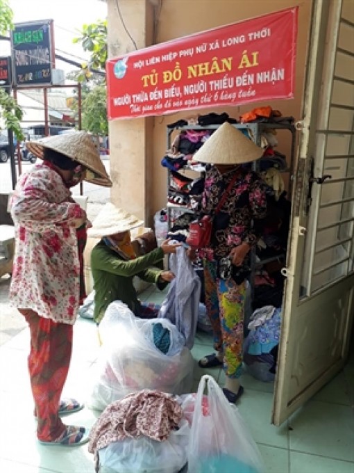 Hàng trăm chị em chia sẻ yêu thương tại 'Tủ đồ nhân ái' huyện Nhà Bè