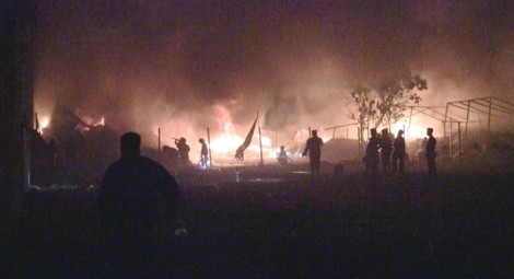 Lính cứu hỏa xuyên đêm dập đám cháy xưởng vải gần 2.000m2