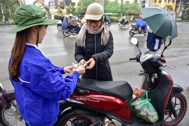 Nguoi Ha Noi bat chap mua gio 'giai cuu' khoai lang