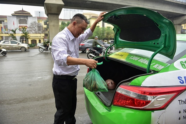 Nguoi Ha Noi bat chap mua gio 'giai cuu' khoai lang