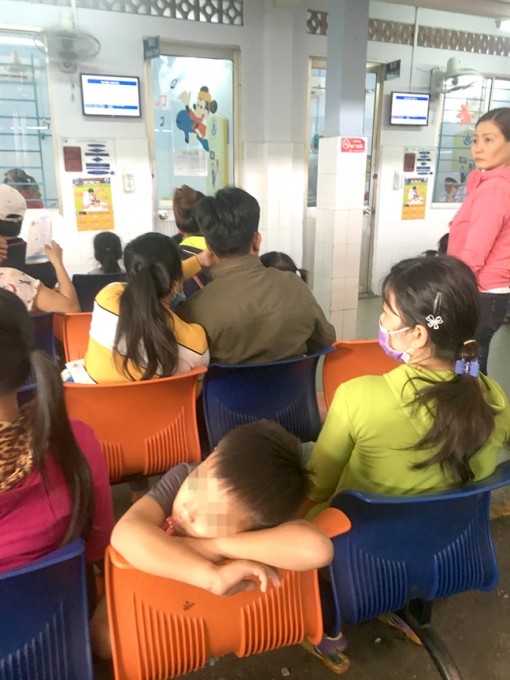 Trẻ theo nhau vào bệnh viện do giải nhiệt sai cách