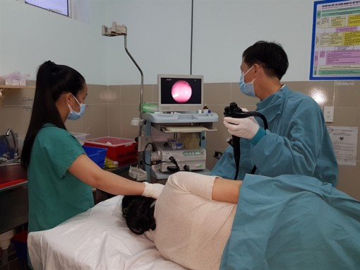 Ăn thịt nướng, cô gái nuốt luôn tăm que xiên vào bụng