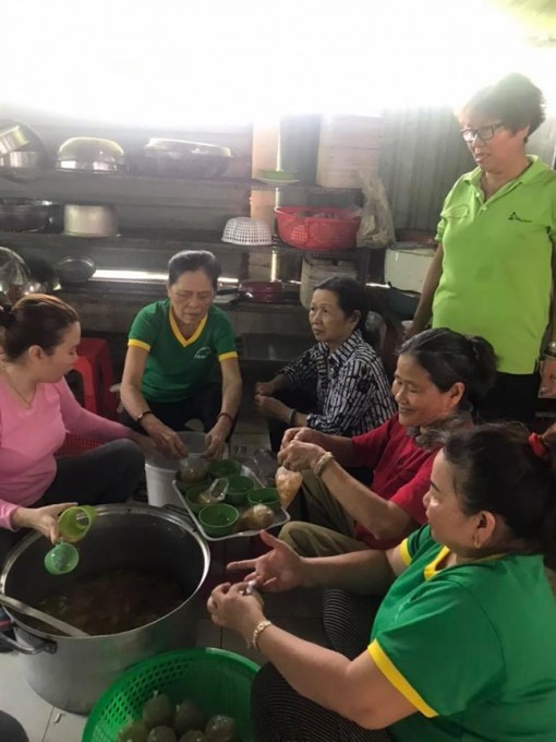 Quận 2: Hàng ngàn phần cơm nghĩa tình đến tay người lao động nghèo