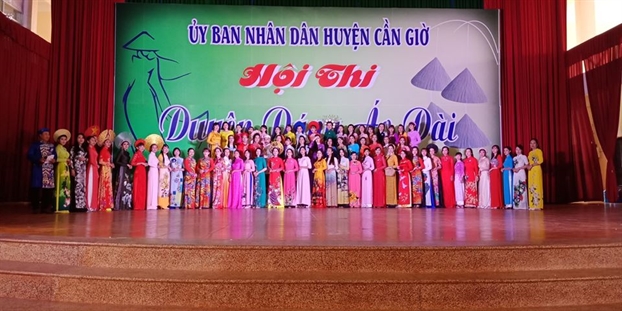 Huyen Can Gio: Nhieu gia dinh hai, ba the he huong ung Le hoi ao dai