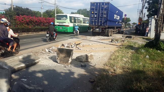 Thieu ben bai, xe container phai dau long duong