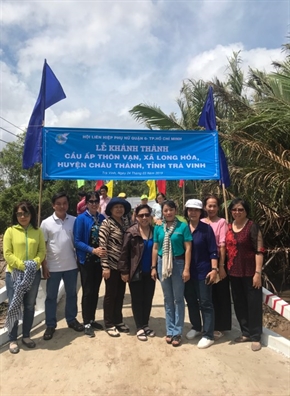 Phu nu quan 6 trao tang cau giao thong cho dan ngheo Tra Vinh