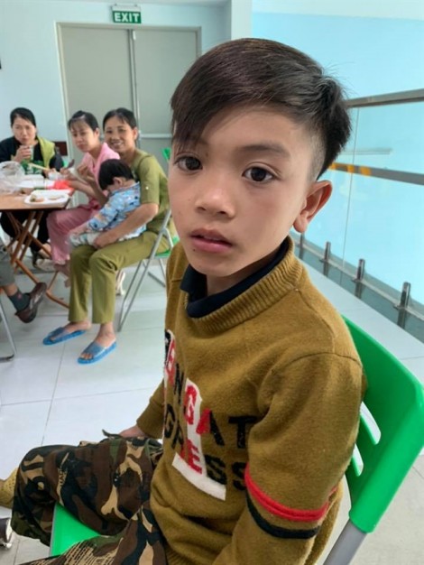 Cậu bé 13 tuổi đạp xe không phanh từ Sơn La xuống Hà Nội thăm em nằm viện