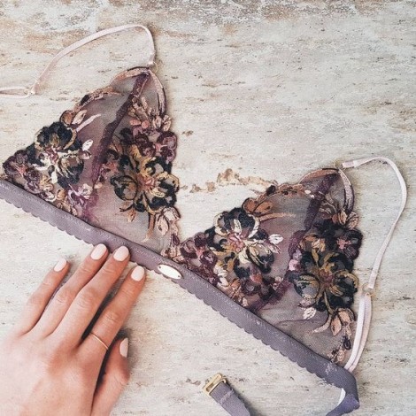 Diện bralette quyến rũ trong ngày hè oi bức