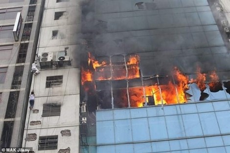 Bangladesh: Cao ốc chìm trong lửa, nhân viên đu dây cáp tìm cách thoát thân