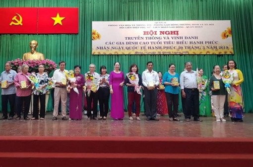 Quận 11: Vinh danh 16 gia đình cao tuổi tiêu biểu hạnh phúc