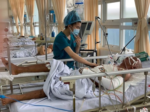 Hàng chục bác sĩ cứu bệnh nhân bị rơi quả thận vào bụng