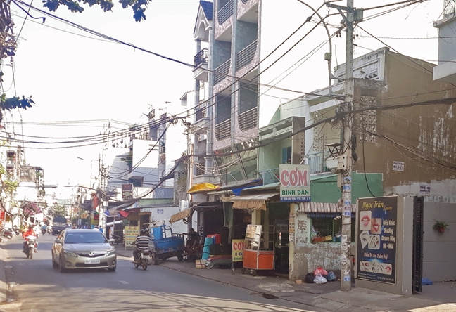 Mot doan duong ngan, 25 can nha nam tren nap cong