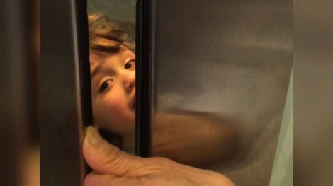 Sau vụ yêu râu xanh trong thang máy: Dạy trẻ những gì khi phải đi thang máy một mình?