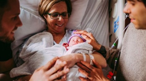 Bà nội 61 tuổi hạ sinh cháu gái sau khi mang thai hộ cho con trai
