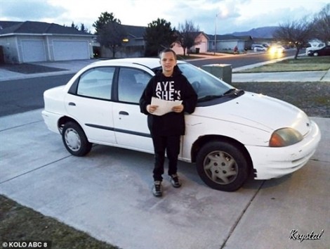 Cậu bé 13 tuổi trao đổi máy Xbox, làm thêm chăm chỉ để mua xe hơi tặng mẹ