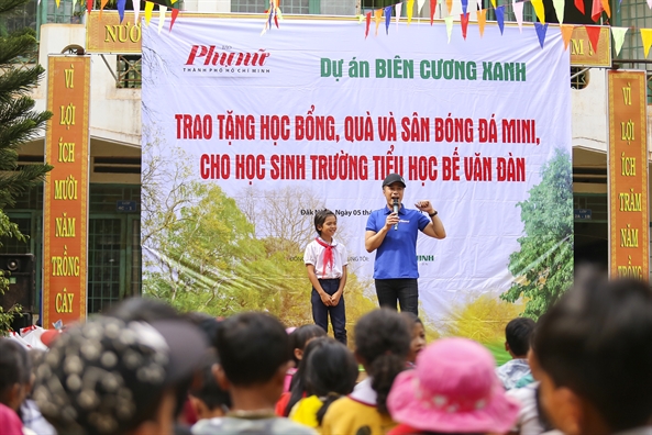 Bao Phu Nu TP.HCM tang 400 phan qua cho hoc sinh ngheo tinh Dak Nong