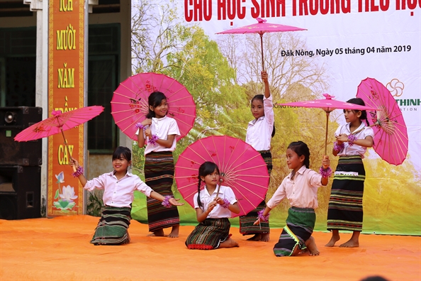 Bao Phu Nu TP.HCM tang 400 phan qua cho hoc sinh ngheo tinh Dak Nong