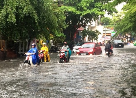 Mới mưa trái mùa, 'khu đại gia' Sài Gòn đã ngập