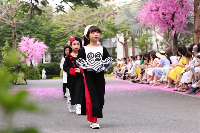 Ao dai mo phong 4.000 nam lich su danh cho tre em