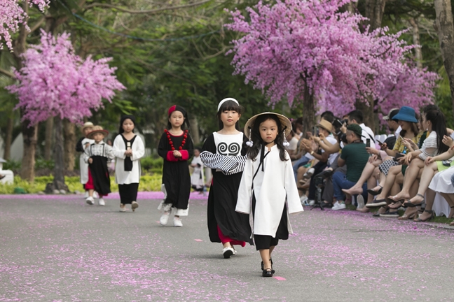 Ao dai mo phong 4.000 nam lich su danh cho tre em