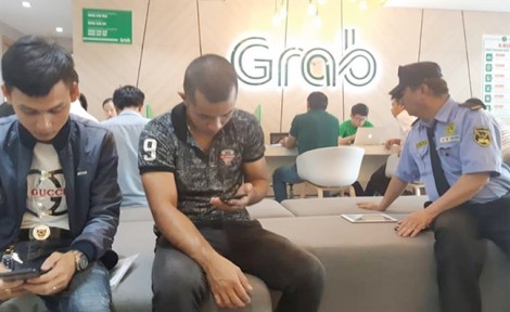 Sở GTVT Đà Nẵng bắt phạt, trong khi Sở KHĐT cho Grab mở văn phòng hoạt động