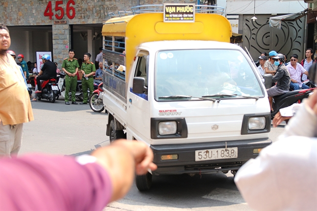 Me co nghe si Anh Vu ngat xiu, duoc dua di cap cuu khi cho don thi hai con trai ve