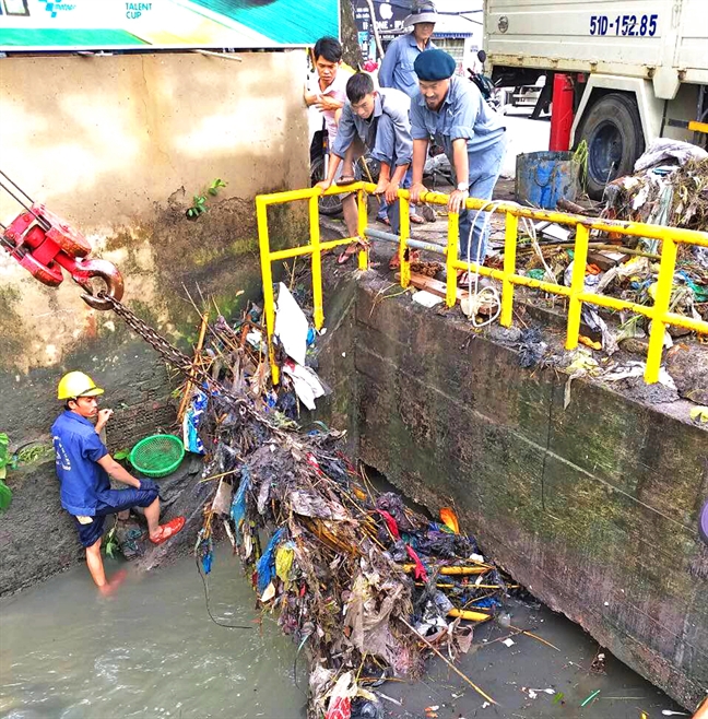 Rac chay long vong,  san bay cung ngap