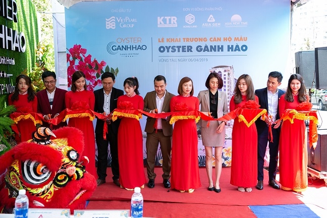 Hon 1.000 nha dau tu du khai truong nha mau du an Oyster Ganh Hao