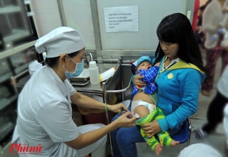 Khẩn trương đạt 95% xã phường tiêm đủ mũi vắc xin phòng sởi cho trẻ
