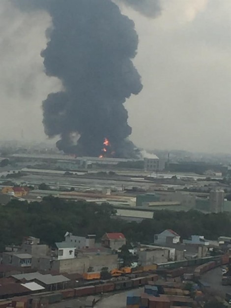 Cháy cực lớn nhà xưởng bên trong khu công nghiệp ở Bình Dương