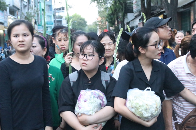 Nghe si, khan gia dua tien Anh Vu lan cuoi