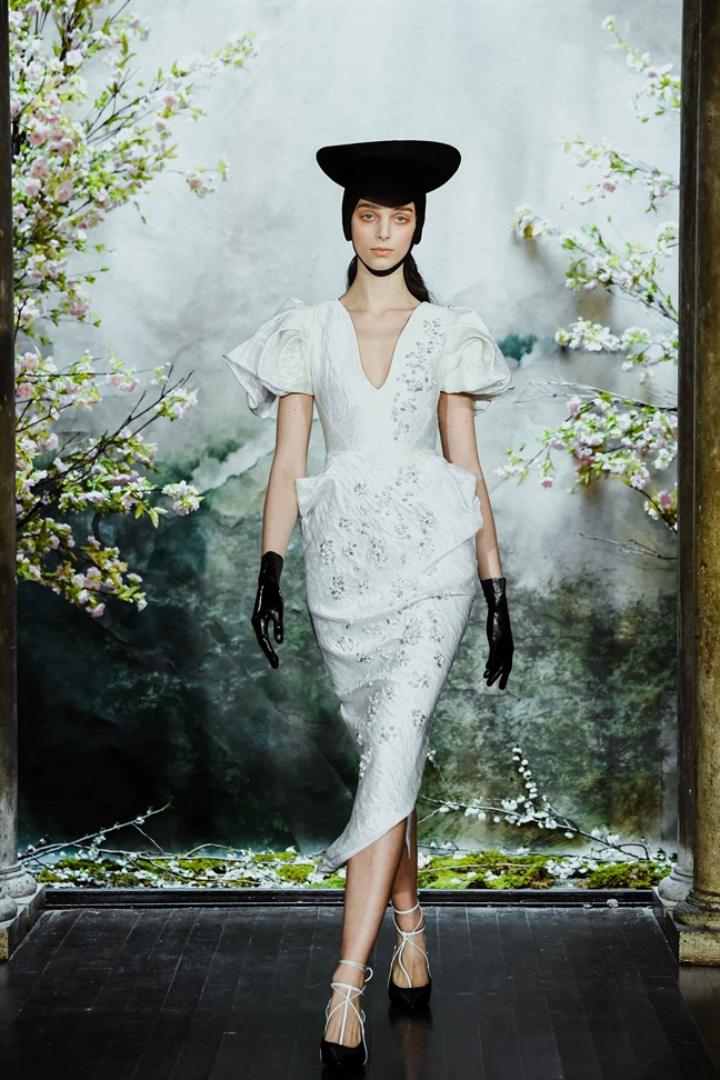 Vay cuoi cua NTK Viet trinh dien tai New York Fashion Week Bridal