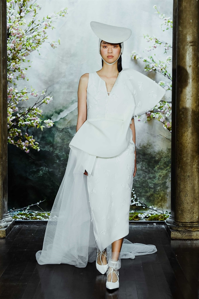 Vay cuoi cua NTK Viet trinh dien tai New York Fashion Week Bridal