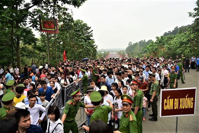 Hang trieu luot nguoi do ve Den Hung truoc ngay gio To Hung Vuong