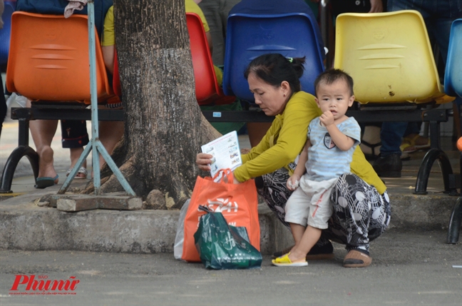 Muon kieu vat va cua cha me dua con kham benh mua nang nong