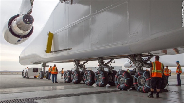 Stratolaunch - chiec may bay lon nhat the gioi cat canh lan dau