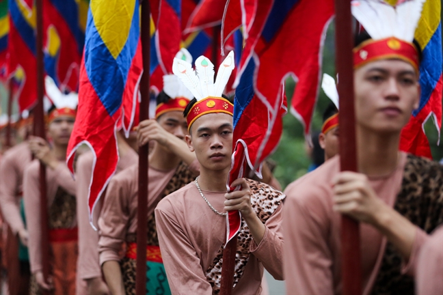 Chu tich Quoc Hoi dang huong lam le tuong nho cac Vua Hung