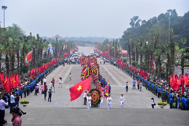 Chu tich Quoc Hoi dang huong lam le tuong nho cac Vua Hung