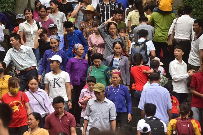 Hang van du khach roi Den Hung vao cuoi ngay gio To