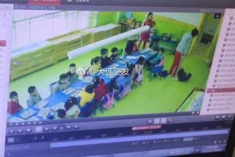 Cảnh sát bắt giữ giáo viên bạo hành bé trai 5 tuổi vào giờ ăn trưa ở trường mẫu giáo