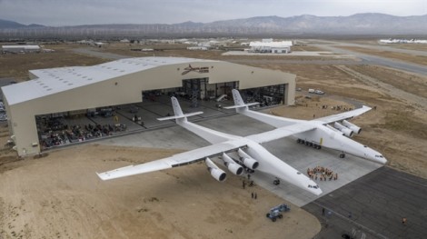 Stratolaunch - chiếc máy bay lớn nhất thế giới cất cánh lần đầu